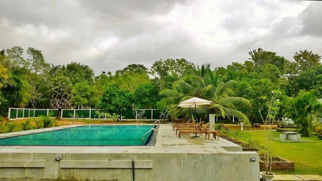 Saji-Sami Hotel Anuradhapura Buitenkant foto
