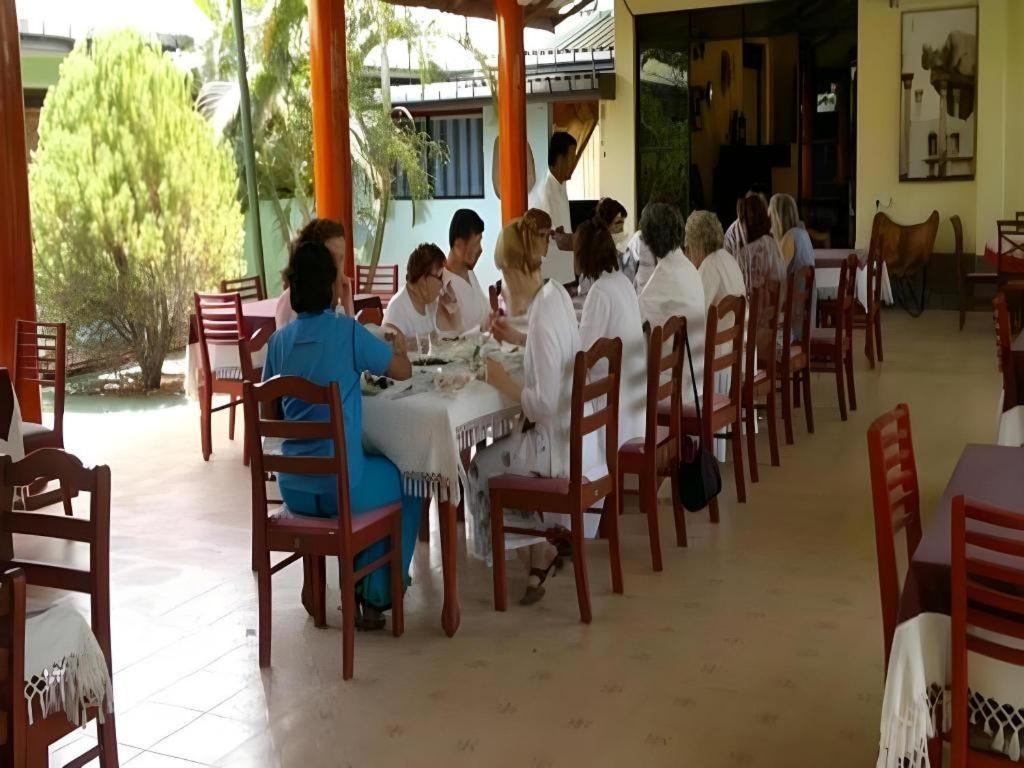 Saji-Sami Hotel Anuradhapura Buitenkant foto