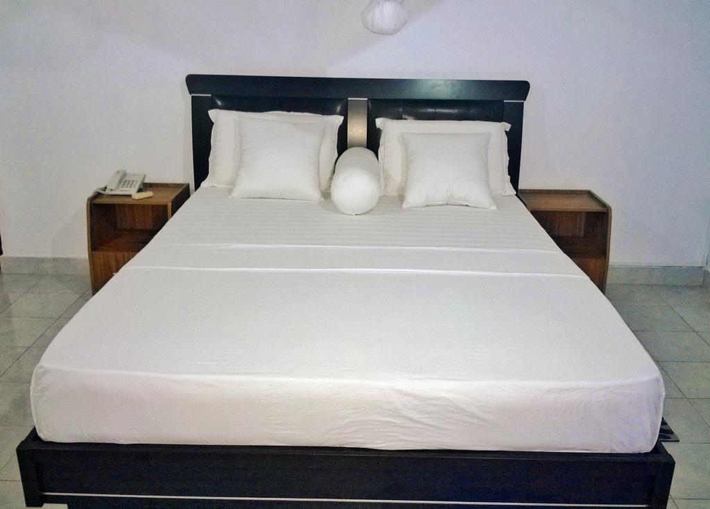 Saji-Sami Hotel Anuradhapura Buitenkant foto