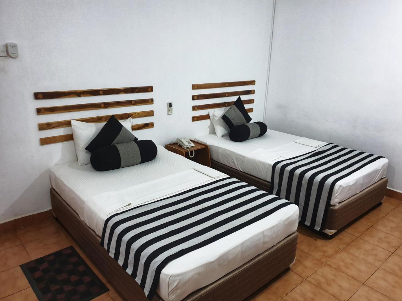Saji-Sami Hotel Anuradhapura Buitenkant foto