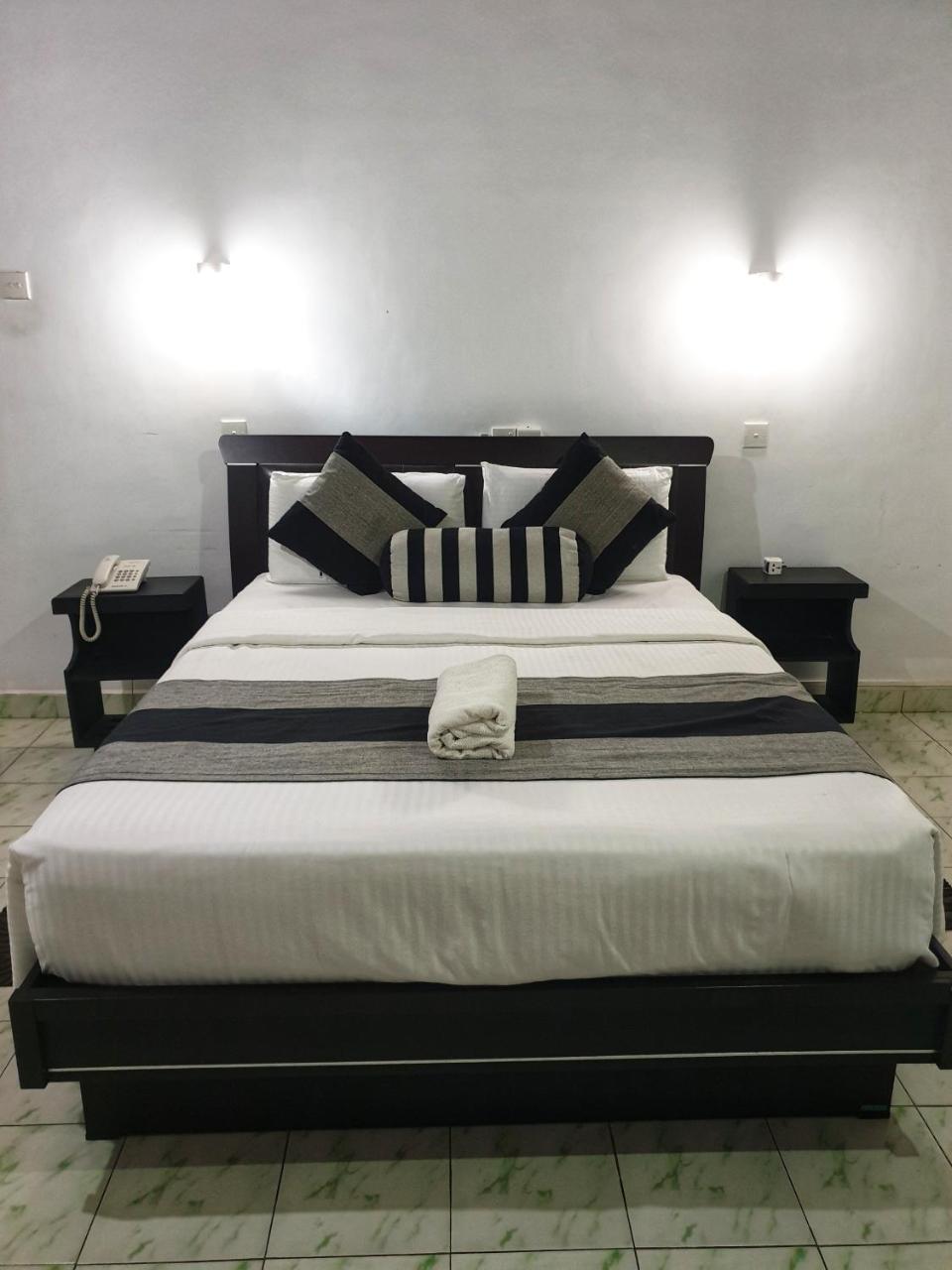 Saji-Sami Hotel Anuradhapura Buitenkant foto